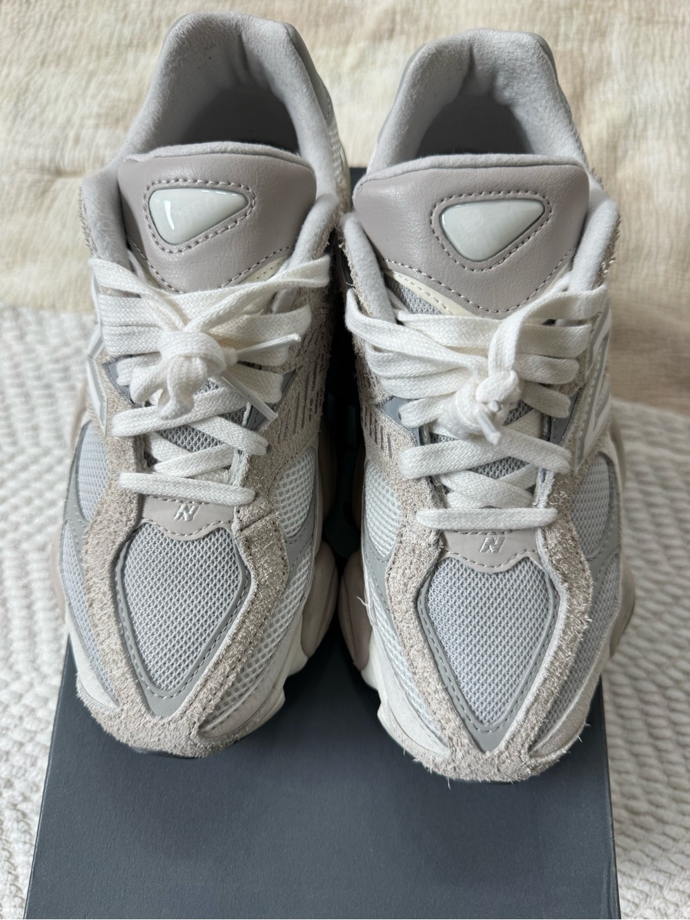 LIKE New- New Balance 9060 Women’s Neutral Tone Athletic Sneakers - White/Gray